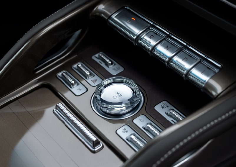 A crystal-inspired volume knob is shown in the center floor console of a 2024 Lincoln Nautilus® SUV. | Bob Maxey Lincoln in Detroit MI